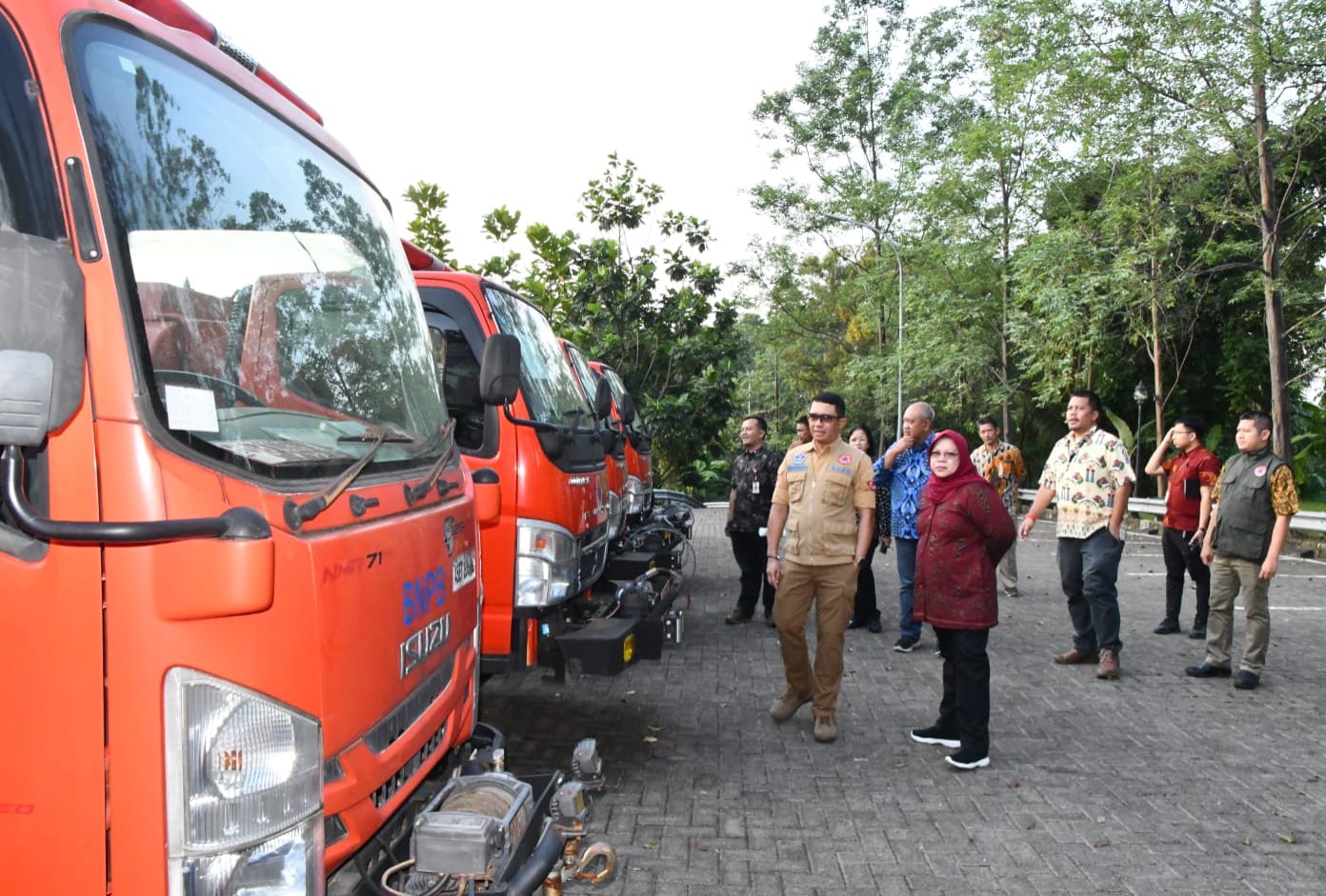 Kepala BNPB Letjen TNI Suharyanto (baju cokelat) meninjau beberapa truk yang ada di Gudang Logistik BNPB Sentul, Kabupaten Bogor, Jawa Barat pada Jumat (9/6)